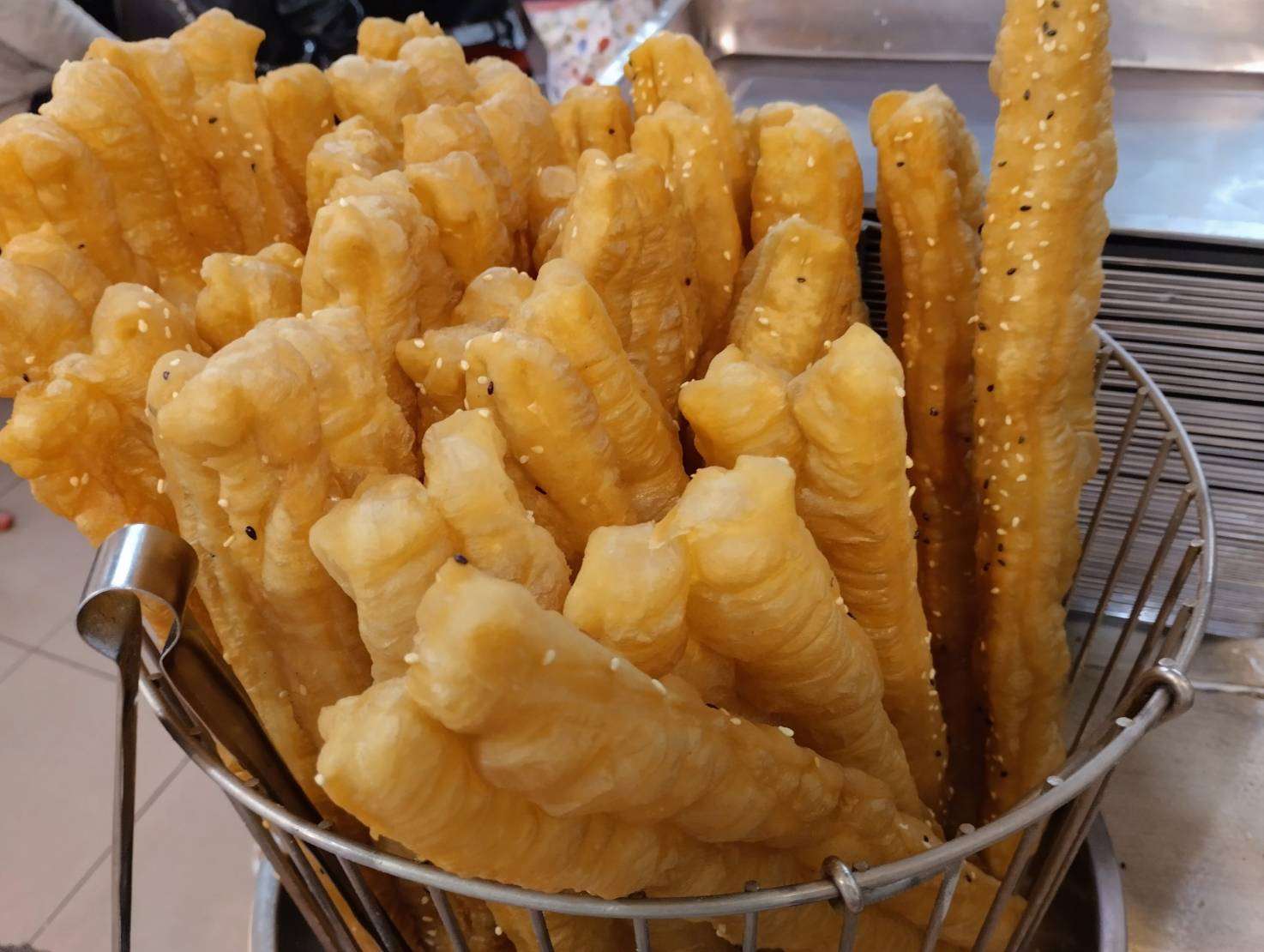 ▲ 뜯어서 먹으면 더 고소하고 맛있는 요우티아오. [사진 = Rti 손전홍]