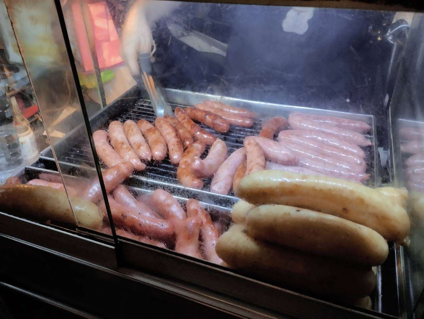 ▲지난 16일(화) 타이베이 시먼딩의 ‘다창바오샤오창’ 노점. 뽀얗고 통통한 찹쌀 소시지가 ‘다창’, 붉은 빛 소시지가 '샤오창'이다. [사진 = Rti 손전홍]