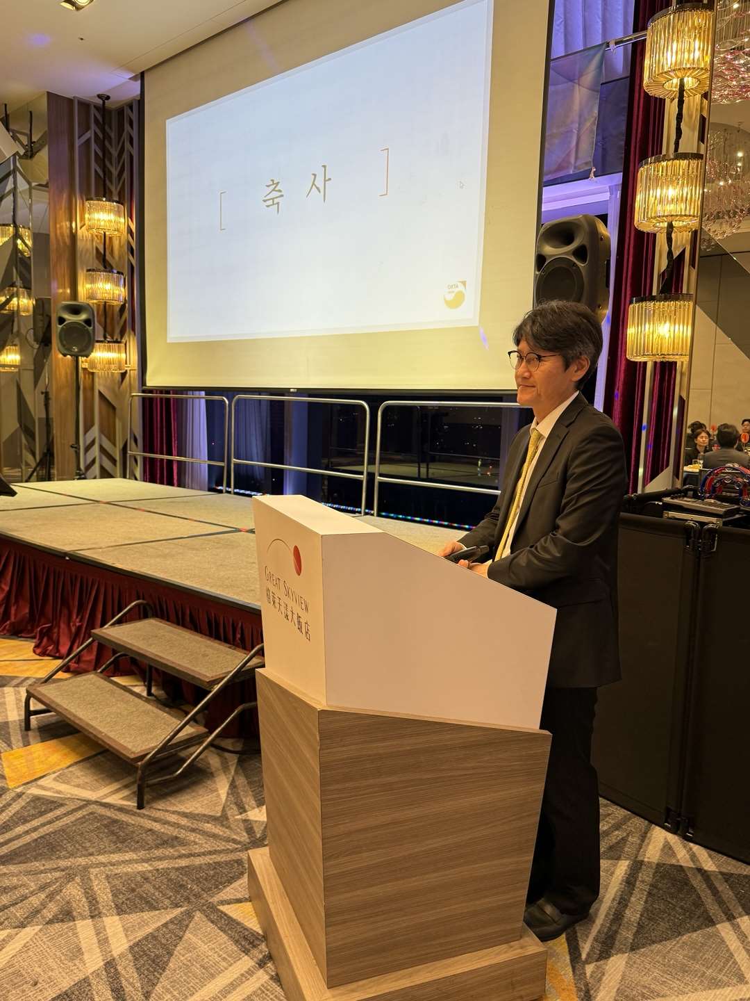 타이완 한경회 2025 송년회가 12월2일 타이베이에서 거행되었다. 주타이베이한국대표부 고상욱 대표대리는  "한국과 타이완이 평화롭게 그리고 서로 경제적으로 번영하고 또 국민들 간에 교류도 많이 하면서  함께 잘 살아나가는 그런 이웃이 되기 위해서 주타이베이한국대표부도 최선의 역할을 다하도록 하겠다"고 말했다. -사진: jennifer pai백조미