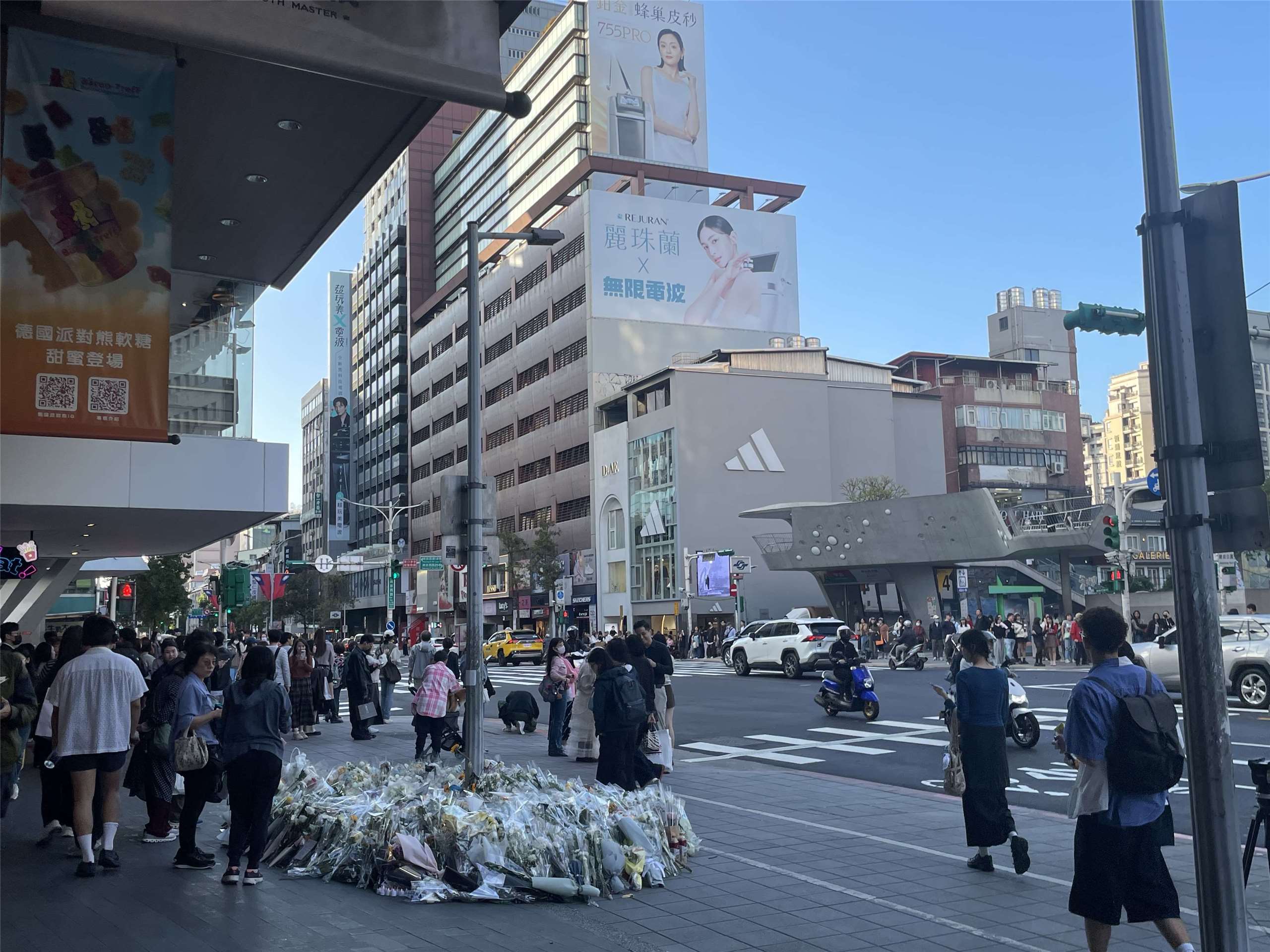 지난 19일 흉기 난동 사건이 발생한 타이베이 중산역에서 희생자들을 추모하는 꽃이 가득 놓여 있다. - 사진: 안우산
