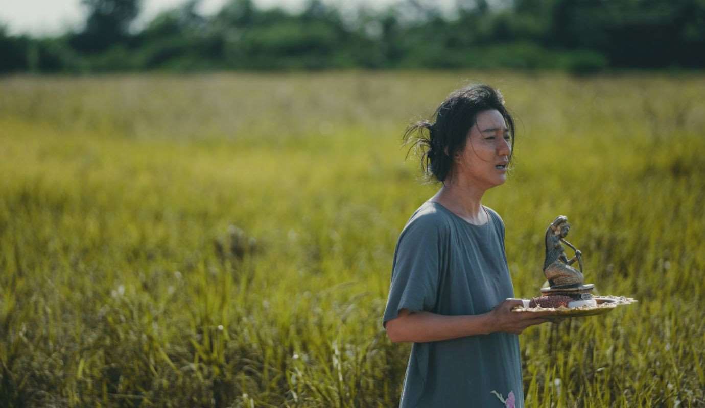 영화 《마더 부미(地母, Mother Bhumi)》는 1990년대 말 말레이시아 북부의 불안한 정치·사회적 환경 속에서 농부이자 무당으로 살아가는 한 여성(판빙빙范冰冰 분)의 삶을 그립니다. - 사진: 금마장 제공 