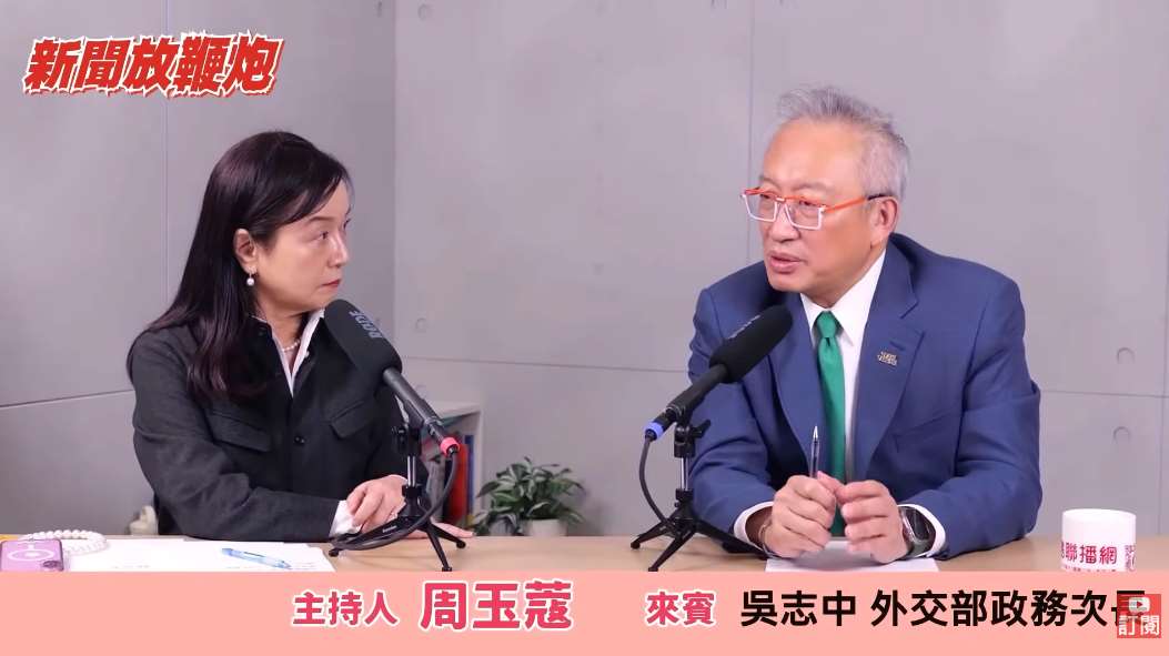 ▲1일(월) 오전 바오다오라디오(寶島聯播網) 뉴스 폭죽(新聞放鞭炮)에 출연한 우즈중 중화민국 외교부 정무차장. [사진 = 바다오라디오 유튜브 채널 캡처]