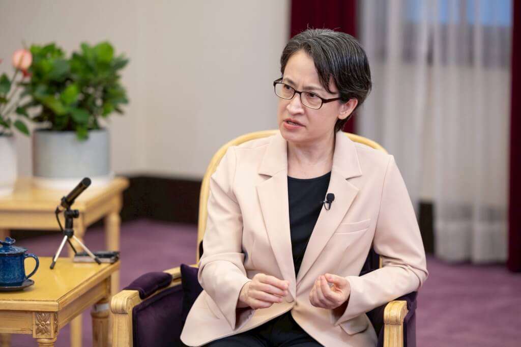 샤오메이친 부총통은 미국 매체 워룸(War Room)의 공동 진행자이자 백악관 특파원인 내털리 윈터스(Natalie Winters)와 단독 인터뷰를 진행했다. - 사진: 총통부 제공 