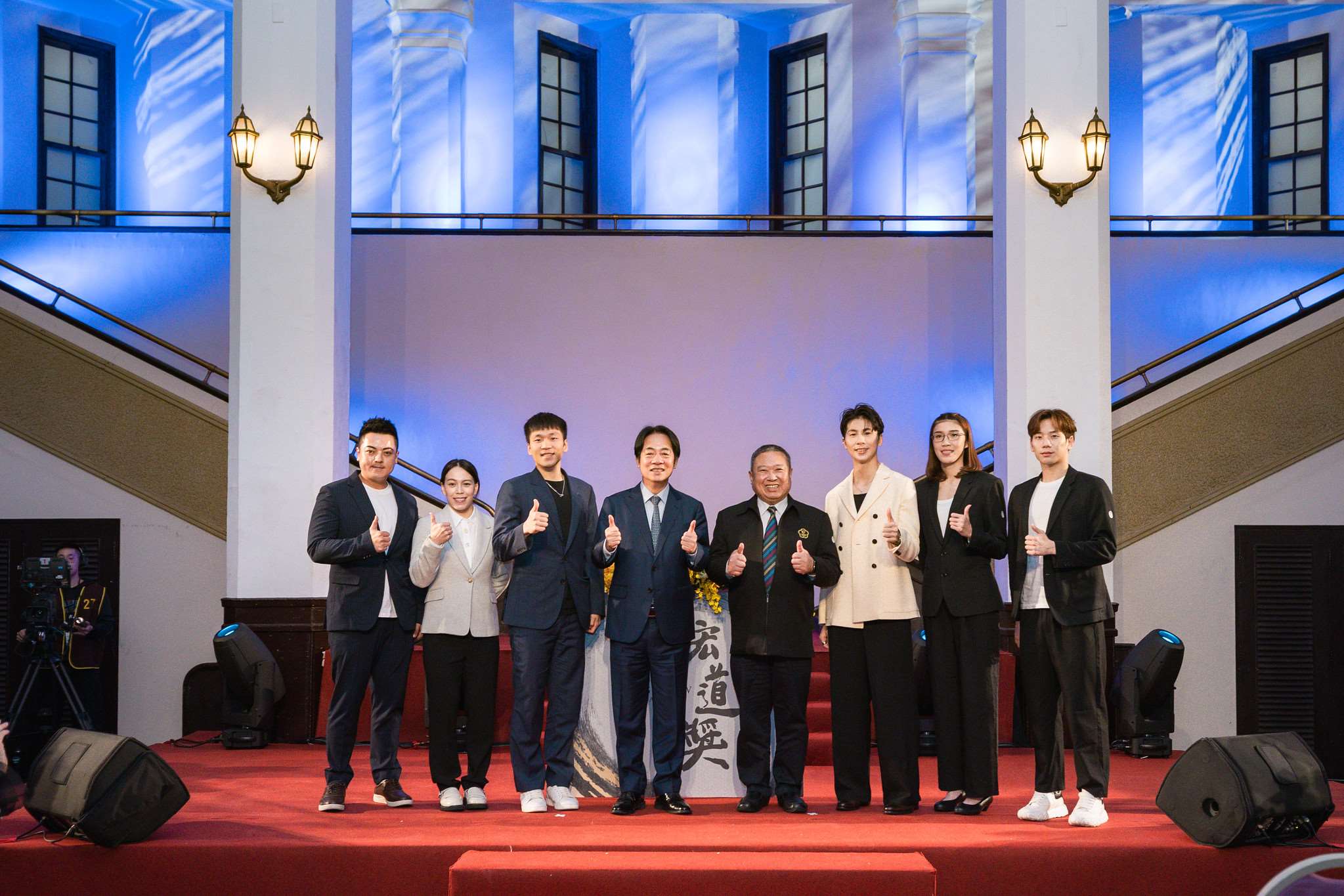 라이칭더(賴清德·좌 4) 총통은 12월 13일 홍다오상 시상식에 참석해, 리양(李洋·좌 3) 운동부 장관, 중화올림픽위원회 린훙다오(林鴻道·우 4) 주석과 함께 국가대표 선수 리멍위안(李孟遠·좌 1), 궈싱춘(郭婞淳·좌 2), 왕관훙(王冠閎·우 1), 황샤오원(黃筱雯·우 2), 린위팅(林郁婷·우 3) 등과 기념 촬영을 했다. - 사진: 총통부 제공