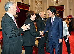 라이칭더(賴清德) 총통은 12월2일  ‘2025 북미주 각 지 타이완회관 ㆍ타이완센터 ㆍ타이완협회 귀국방문단’을 접견할 때 국방특별예산안에 대해 언급했다. -사진: 중앙사
賴總統接見北美台派社團回國訪問團（1）
總統賴清德（前右）2日在總統府接見「2025年北美
各地台灣會館、台灣中心暨台灣協會回國訪問團」，
感謝眾人長期在海外的支持，成為台灣堅實的後盾。
中央社記者郭日曉攝　114年12月2日
