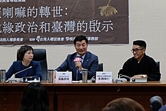 전 티베트 망명정부 총리 롭상 상가이(Lobsang Sangay, 중앙)가 중화민국 입법원 인권위원회 초청으로 12월2일 저녁 특별강연을 진행했다. -사진: 중앙사