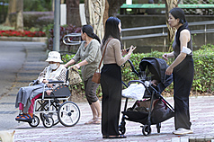 11월말 현재 타이완 총인구수는 2,330만6,085명으로 작년 동기 대비 9만6,710명이 줄었고, 65세 이상 인구 수는 465만7,796명으로 전체 인구의 19.99%를 차지하며 '초고령사회' 기준 20%에 육박한 것으로 집계되었다. -사진: 중앙사