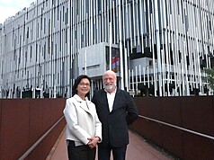 라이샹링(賴香伶, 좌) 신베이시립미술관 관장과 한 네프켄스 재단의 창립자 한 네프켄스(Han Nefkens, 우)가 신베이시립미술관 앞에서 기념촬영을 하고 있다. - 사진: CNA