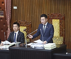 ‘인공지능기본법’ 이 12월23일 입법원 본회의에서 최종 통과되어 국회 부의장 (입법원 부원장) 쟝치천(江啟臣)이 법안 통과를 선포했다. -사진: 중앙사