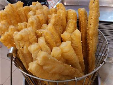 ▲  뜯어서 먹으면 더 고소하고 맛있는 요우티아오. [사진 = Rti 손전홍]