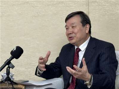 ▲리이양 주일타이완대표가 타이완 주요 언론매체인 중앙통신사(CNA)와 인터뷰를 진행하고 있다. [사진 = CNA DB]