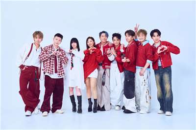 타이완 음반 기획사 비인 뮤직(相信音樂, B’in Music) 소속 아티스트인 Energy(우1-우5), 딩당(丁噹, 좌4 ), 바이안(白安, 좌3), 구구(鼓鼓, 좌1), 샤오빙즈(蕭秉治, 좌2)가 함께한 크리스마스 특집 앨범 [Ho Ho Ho!]가 깜짝 공개됐다. - 사진: 비인 뮤직 제공