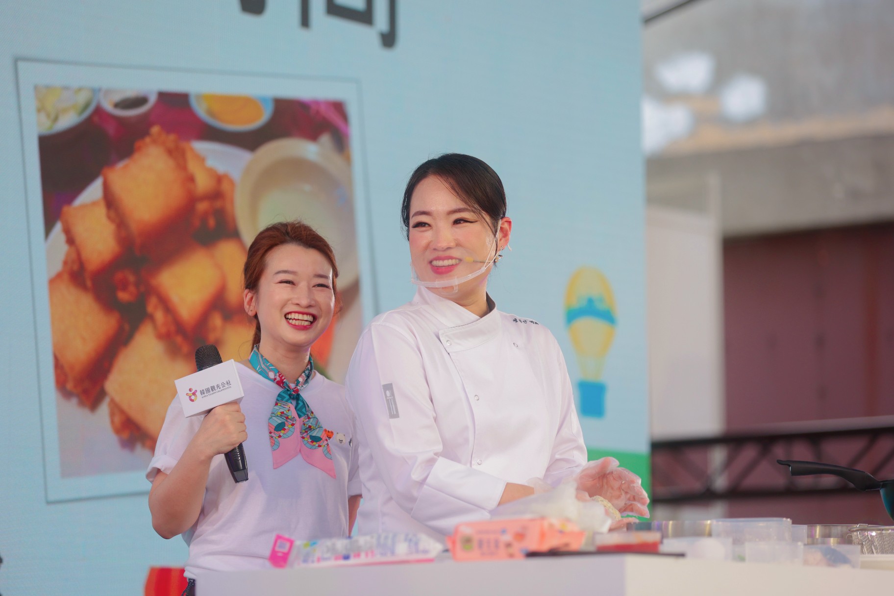 ▲한국관광공사가 2025 K-관광로드쇼 in 가오슝에서 ‘흑백요리사 백수저 정지선 셰프와 함께하는 쿠킹쇼’를 연 가운데 정지선 셰프가 요리를 선보이고 있다. [사진 = 한국관광공사 제공]