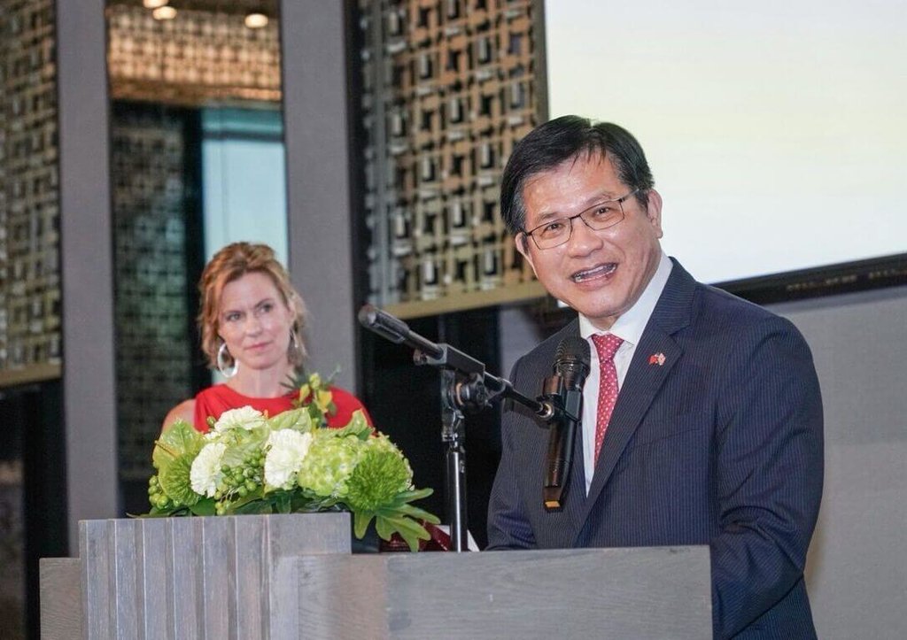 린자룽(林佳龍, 우1) 외교장관이 19일 ‘영국 국왕 찰스 3세 생일 축하 리셉션’에 참석했다. – 사진: 외교부 제공