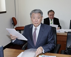 입법원 경제위원회는 오늘(6/25) 국가발전위원회(위원장 류징칭劉鏡清), 경제부(장관 궈즈후이郭智輝, 사진) 등 기관 장을 초청하여 ‘국제 경제무역 정세 변화에 있어, 뉴타이완달러 환율과 국제에너지 가격 파동에 직면한 우리나라 산업에 어떻게 협조해 줄 것인가’라는 주제로 보고를 진행하도록 하였다.-사진: CNA
