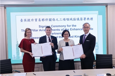 주영국 타이완 대표 야오진샹(姚金祥, 우1)과 주타이완 영국 대표 루스 브래들리-존스(Ruth Bradley-Jones, 좌1)이 30일 영국 기업통상부 무역정책 장관 더글러스 알렉산더(Douglas Alexander, 좌2)와 중화민국 행정부 정무위원 양전니(楊珍妮, 우2)가 지켜보는 가운데 ETP 협정 3건에 공식적으로 서명했다. – 사진: 주타이완 영국 판사처 제공
