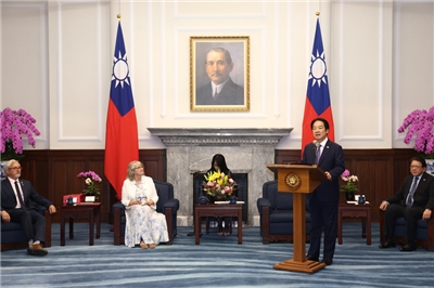 라이칭더(賴清德) 총통은 6/12 타이완을 방문 중인 마리 노엘 바티스텔 위원장(좌2)이 인솔한 프랑스 하원 친타이완 소위원회 성원 대표단 일행을 접견했다. -사진: CNA