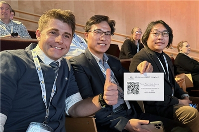 국립중앙대학교 타이완극지연구센터는 북극대학(UArctic) 연맹에 가입을 6월11일 발표했다. 사진은 UArctic 가입에 이바지한 타이완극지연구기지 역외기지 팀장 장원허(張文和, 좌)와 국립중앙대학교 타이완극지역구센터장 니춘파(倪春發, 중), 부센터장 런쳰화(任錢樺, 우) 3인. -사진: 국립중앙대학교 제공 via CNA