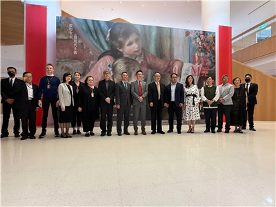 뉴욕 메트로폴리탄 미술관 소장 명작 81점의 기획전이 6월14일부터 10월 12일까지 타이베이 국립고궁박물원에서 열린다. 언박싱 이후 기획전 메인 비주얼 앞에서 주최, 협찬 등 기관단체 대표들이 기념 촬영을 하였다. -사진: jennifer pai 백조미