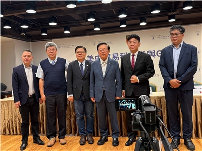 국책연구원 주최 ‘미중무역과기전 및 G7정상회의’ 좌담회가 6월18일 타이베이에서 개최되었다. 사진 좌로부터 국책연구원 궈위런(郭育仁) 부원장, 좌담회 제1세션의 패널 국립 윈린(雲林)과기대학교 재무금융학과 정정빙(鄭政秉) 교수, 국립중산(中山)대학교 재무관리학과 차이웨이저(蔡維哲) 특임교수 겸 학과장, 국책연구원 티엔홍마오(田弘茂) 이사장 겸 원장(세션1 사회자), 타이신(台新) 금융홀딩 리전위(李鎮宇) 수석 경제학자, 중화경제연구원 제1연구소 왕궈천(王國臣) 연구원. -사진: jennifer pai백조미