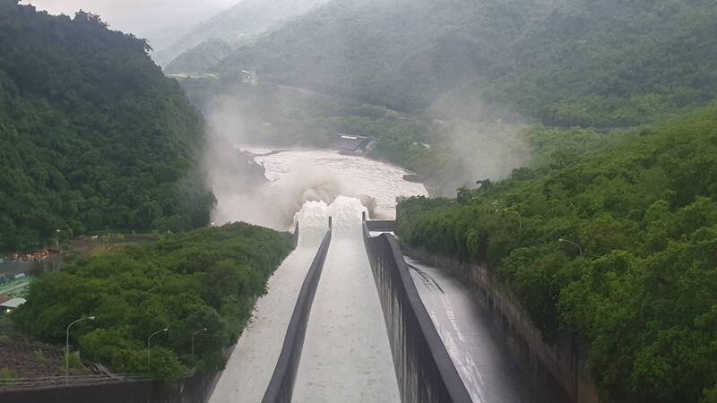 4호 태풍 다나스의 영향으로 최근 타이난 지역에 비가 지속된 가운데, 주요 댐들이 만수 상태가 되어 순차적으로 조절 방류 작업이 이루어지고 있다. - 사진: CNA