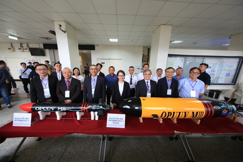 지난 22일 중산대학교의 해양기술 연구 현장을 시찰한 샤오메이친(蕭美琴, 가운데) 부총통 - 사진: CNA