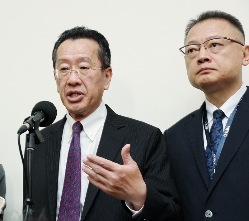 입법원 회의 전 인터뷰에 응한 구리슝(顧立雄) 국방부 장관 - 사진: CNA