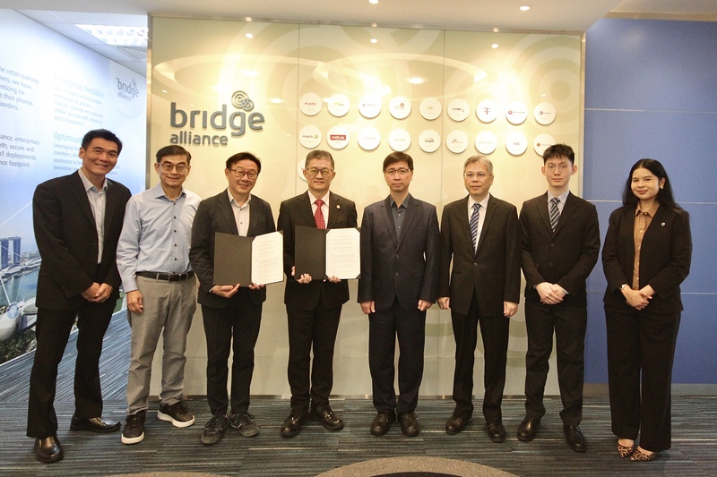 황궈지(黃國基) 중화전신 네트워크사업부 부총경리(좌4)와 Bridge Alliance의 로밍 및 제품 담당 수석 부사장 루 분치(Loo Boon Chee, 좌3)가 양측의 Open API 협력 개시를 공식 발표했다. - 사진: CNA
