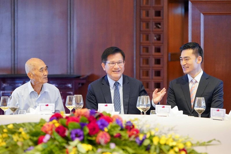 린자룽(林佳龍, 가운데) 외교장관은 지난 29알 ‘벨리즈 스마트 어업 시찰단’과 회동해 타이완-벨리즈 협력에 대해 교류하고 있다. - 사진: CNA