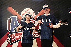 2일 저녁 미국 독립기념일 기념행사에 참석한 샤오메이친(蕭美琴, 좌) 부총통과 레이먼드 그린(Raymond Greene, 우) 미국재타이완협회(AIT) 처정 - 사진: CNA