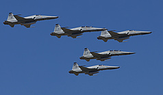 공군 제5전술혼성비행연대는 4일 'RF-5E형기 퇴역식'을 거행하고, RF-5E 정찰기 3대와 F-5F 훈련기 2대로 구성된 5기 편대를 이뤄 화롄 기지와 동부 외해 상공을 비행하며 마지막 순찰 임무를 수행했다. - 사진: CNA