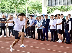 줘룽타이 행정원장(앞줄 오른쪽 세번째)은 4일 가오슝 시장 천치마이(앞줄 오른쪽 네 번째)의 안내를 받아 가오슝 국가운동훈련센터를 방문해, 2025 FISU 세계대학경기대회를 준비 중인 육상 대표팀의 훈련 상황을 참관했다. - 사진: CNA