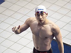 타이완의 ‘접영왕’ 왕관홍 선수가 2025년 라인-루르 하계 유니버시아드 남자 200m 접영 결승에서 은메달을 딴 뒤, 관중석에 앉아 있는 부모님과 응원단을 향해 인사를 전했다. - 사진: CNA