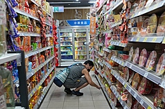 중앙대학 타이완경제발전연구센터가 28일 발표한 7월 소비자신뢰지수(CCI)는 64.38포인트로, 하락세를 멈추고 9개월 만에 반등했다. 사진은 타이베이시 베이터우구의 한 슈퍼마켓에서 물건을 구매하는 시민의 모습이다. -사진: CNA