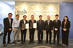 황궈지(黃國基) 중화전신 네트워크사업부 부총경리(좌4)와 Bridge Alliance의 로밍 및 제품 담당 수석 부사장 루 분치(Loo Boon Chee, 좌3)가 양측의 Open API 협력 개시를 공식 발표했다. - 사진: CNA