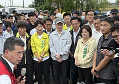 폭우가 지속되고 있는 타이난 바이허를 시찰한 줘룽타이(卓榮泰, 가운데) 행정원장 - 사진: CNA