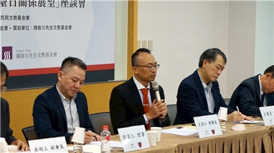 당대(현대)일본연구학회 이사장 겸 국책연구원 집행장 왕홍런(王宏仁, 마이크 든 학자)은 7월23일 기자와의 인터뷰에서 7월20일에 치러진 일본 참의원 선거에서 극우 성향의 참정당의 부상과 '일본인 퍼스트'에 대해,  '일본인 퍼스트'는 기존 일본의 각 정당이 정의와 목표만 달랐을 뿐 다들 추구해 왔던 것이고, 장기간 동안의 일본 역사 정치 발전의 추이를 관찰할 경우 소형 정당은 목전의 일부 민의를 반영하며 특별히 주목을 받을 수는 있겠지만, 그들이 정치 정책에서 발휘할 수 있는 작용은 유한하다’고 분석했다. -사진: 당대일본연구학회 이사장 겸 국책연구원 집행장 왕홍런(王宏仁) 제공