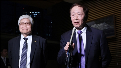 TSMC의 웨이저자(魏哲家, 좌) 회장과 류더인(劉德音, 우) 전 회장 - 사진: AFP