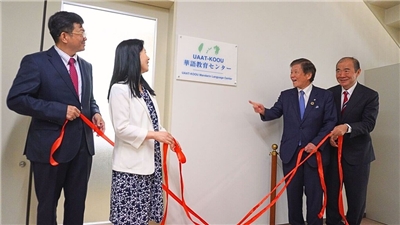 타이완 국립 중산(中山)대학교가 일본 구마모토대학교에 설립한 ‘UAAT-KOOU 화어교육센터’가 15일 현판제막식을 열었다. 이날 제막식에는 중산대학교 리즈펑(좌1) 총장, 구마모토대학교 오가와 히사오(小川久雄, 우2) 총장, 교육부 국제부 국제양안교육사 리위쥐안(李毓娟, 좌2) 사장, 주후쿠오카 타이베이 경제문화판사처 천밍쥔(우1) 처장이 참석했다. 사진: 중산대학교 제공