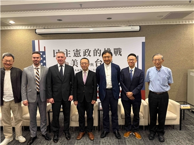 좌로부터 중화민국 국가안전회의 사무총장(비서장), 행정원 대륙위원회 주임위원(위원장) 등 요직을 역임했던 전 타이베이포럼 이사장 수치(蘇起), 미국 미시간주 웨스트랜드시 시장 캐빈 콜맨(Kevin Coleman), 미국 미시간주 카운티 순회 법관 브라이언 하트웰(Brian Hartwell), 이날의 사회자, 타이베이포럼 이사장, 국립타이완대학교 교수 수홍다(蘇宏達), 국립타이완대학교 정치학과 교수 리녠주(李念祖), 국립타이완대학교 정치학과 부교수 차이지팅(蔡季廷), 전 외교장관, 현 대외관계협회 이사장 린융러(林永樂). 2025.07.24.-사진: jennifer pai백조미