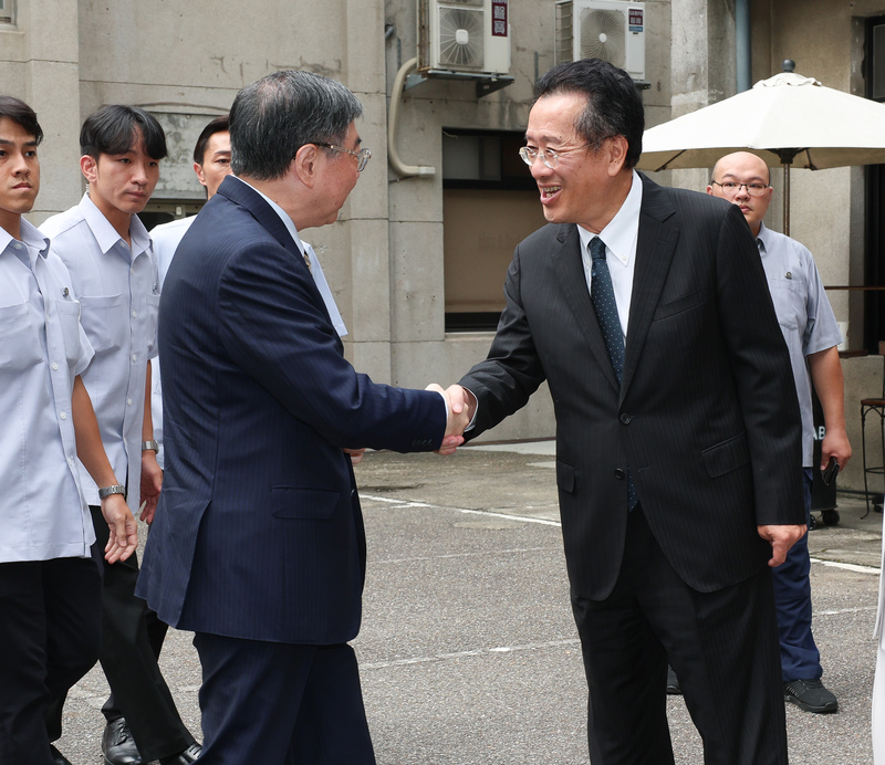 국방장관 구리슝(顧立雄, 우)과 행정원장 줘룽타이(卓榮泰, 좌)는 8월6일  '군인의 날' 관련 기자회견에서 회동했다. -사진: 중앙사