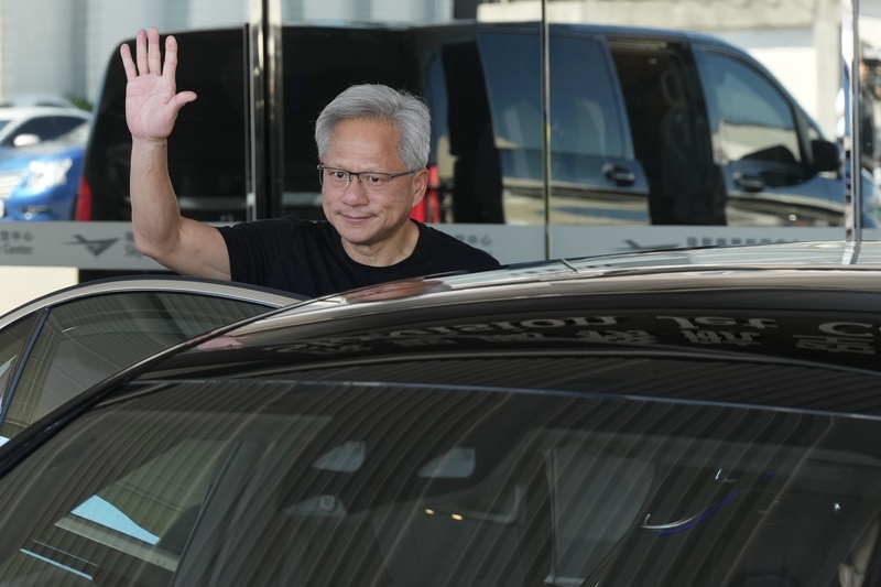 젠슨 황 엔비디아 CEO가 22일 오전 타이완을 방문했다. 타이베이 송산공항에서 기자회견 후 손을 흔들며 자리를 뜨고 있다. - 사진: CNA