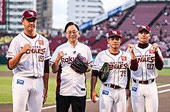 장선정(張善政, 좌2) 타오위안(桃園) 시장은 8월6일 일본 도호쿠 라쿠텐 골든이글스의 초청으로 시구를 하였다. 이 자리에서 오는 11월 타이완-한국-일본 프로야구 교류 경기를 타오위안시가 주최할 예정임을 밝혔다. 사진은 현재 일본 도호쿠 라쿠텐 골든이글스에서 활약하고 있는 타이완선수 샤오치(蕭齊, 좌1), 양버샹(陽柏翔, 우2), 왕옌청(王彥程, 우1)이다. -사진: 타오위안시(桃園市)정부 제공
