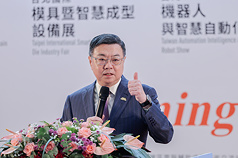 행정원장 줘룽타이(卓榮泰)는 오늘(8/20)  ‘인공지능(AI) 신10대 건설’ 예산을 내년도 총예산안에 편성하여 스마트산업 제조 및 산업 업그레이드를 적극 추진할 것'임을 밝혔다.  -사진: 중앙사