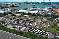 7월분 타이완의 자동차와 오토바이 산업 영업액은 상호관세의 불확실성 등 요인으로 19.7%가 뚝 떨어져 근 4년 이래 최대 감소폭을 기록하였다. 사진은 타이베이항의 수입 자동차들.  -사진: 중앙사