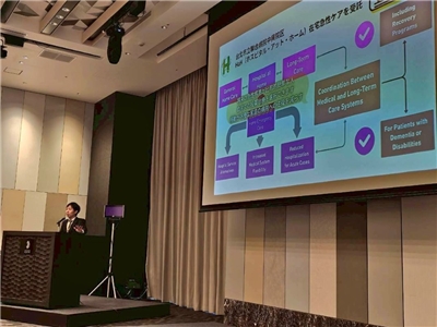  19일 오사카에서 열린 포럼에서 타이완의 통합의학 성과를 공유하고 있는 장관위(姜冠宇) 타이베이시립연합병원 통합의학과 의사 - 사진: 장관위 제공