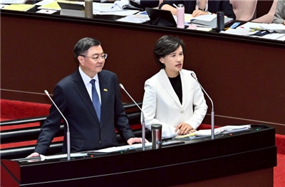 ▲25(월) 입법원 회의에 출석한 줘롱타이 행정원장과 정리쥔 부원장이 미 상호관세 협상 관련 질의에 답하고 있다. [사진 = 줘롱타이 행정원장 페이스북 캡처]