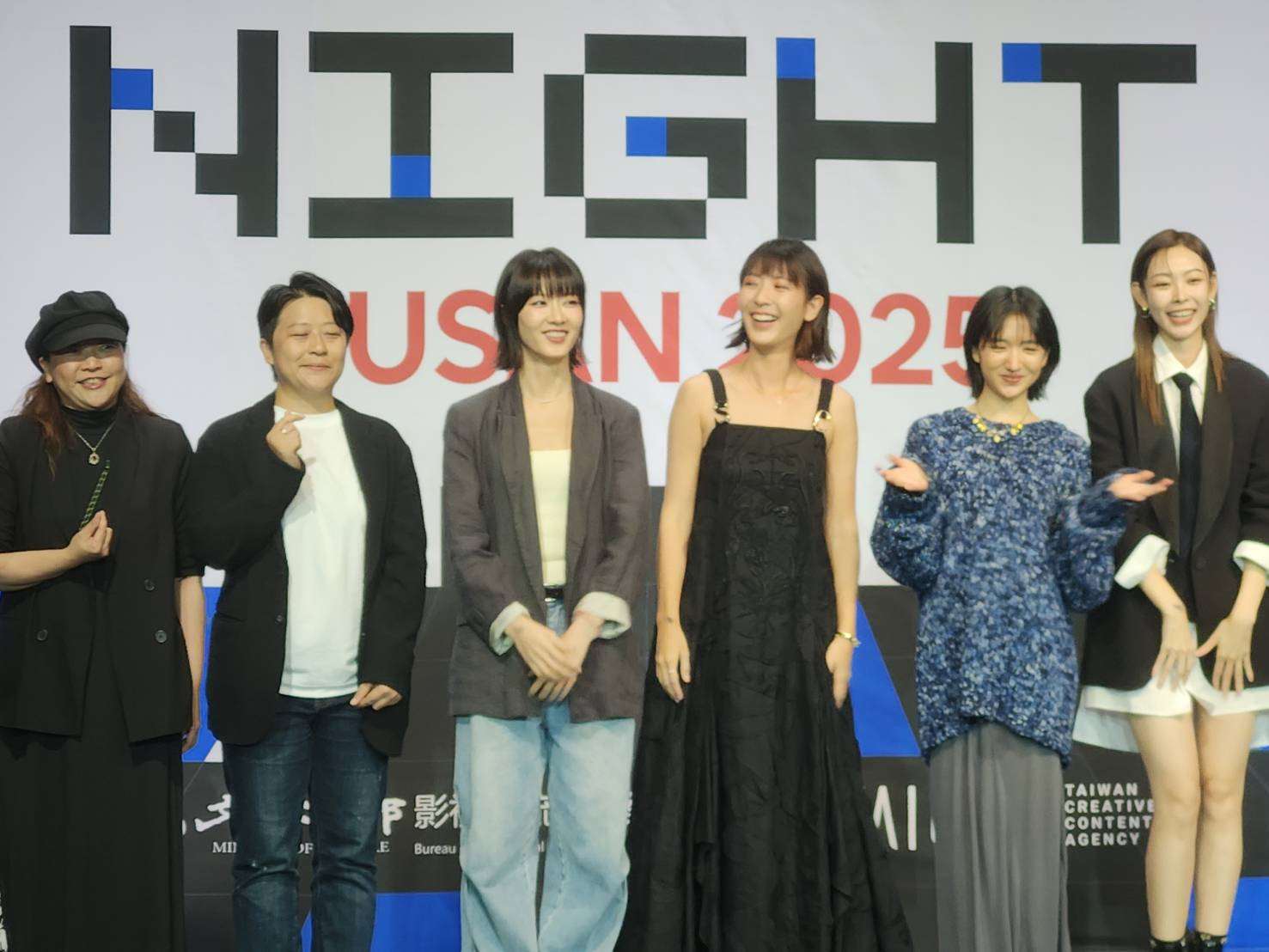 ▲ 21일(일) 열린 부산국제영화제 타이완의 밤에서 영화《보통이 아닌 소녀(女孩不平凡)》의 출연배우들이 무대에서 인사를 하고 있다.[사진 = 주한국타이페이대표부부산사무처 페이스북 캡처]