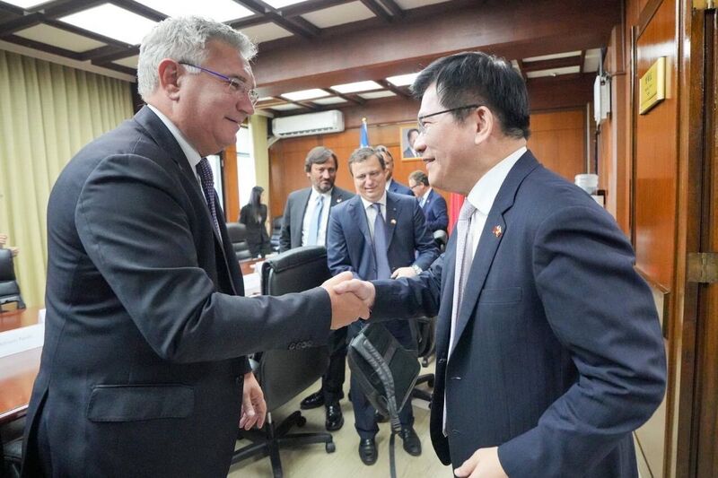 린자룽 외교장관이 4일 이탈리아 초당파 의원단을 접견하고, 이탈리아 친타이완 의회협회 공동 의장 파롤리(Adriano Paroli)와 악수하며 인사를 나눴다. - 사진: CNA