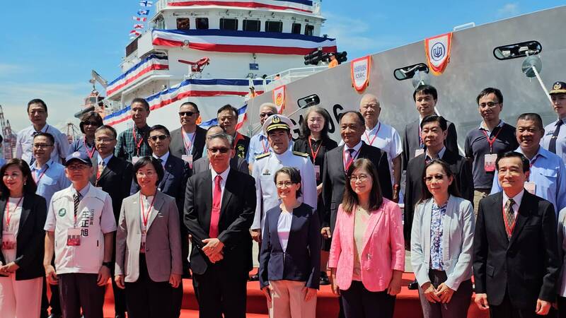 ‘1천톤급 호위함 제4호 CG1006 화롄함 인도 및 제5호 CG1007 명명 진수 합동식’이 8일 타이완국제조선 주식회사 지룽(基隆) 공장에서 열렸다. 샤오메이친 부총통(우4)과 참석 귀빈들이 기념촬영을 하고 있다.- 사진: CNA
